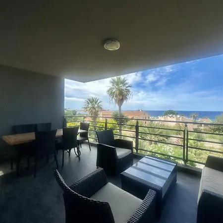 Apartment With Sea View And Access *